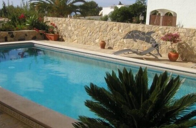 Un hallazgo raro en Salema: propiedad de 2 camas con piscina privada y magníficas vistas