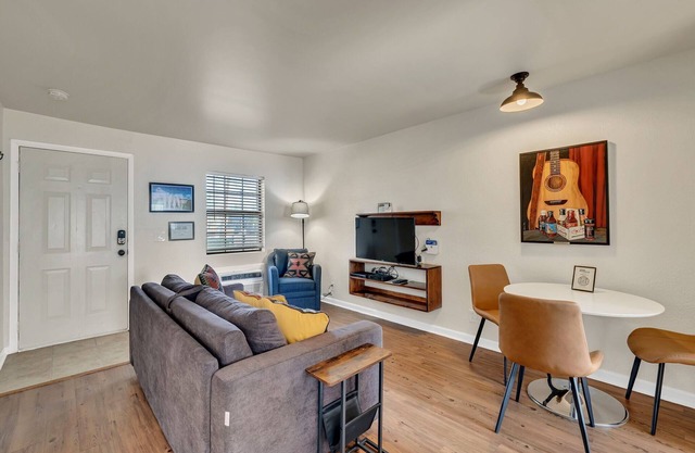 2 Bedroom 1 Bath Near Downtown!