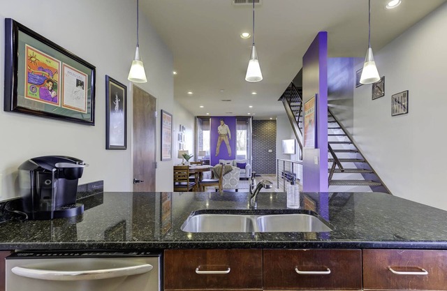 2 habitaciones / 2. 5 baños Memphis Condo - ¡Excelente ubicación en el centro!