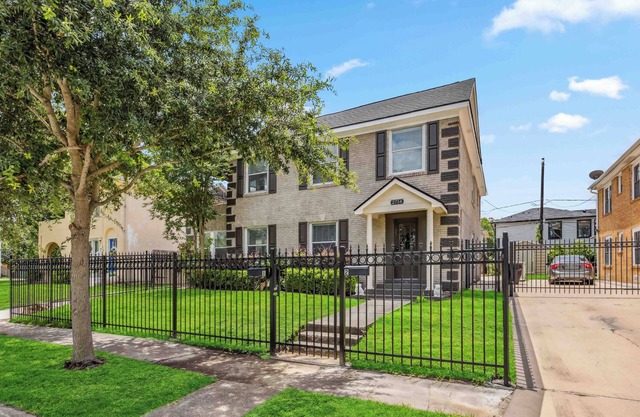 2-bedroom 2 bath apartment in brilliant Houston with WiFi, AC