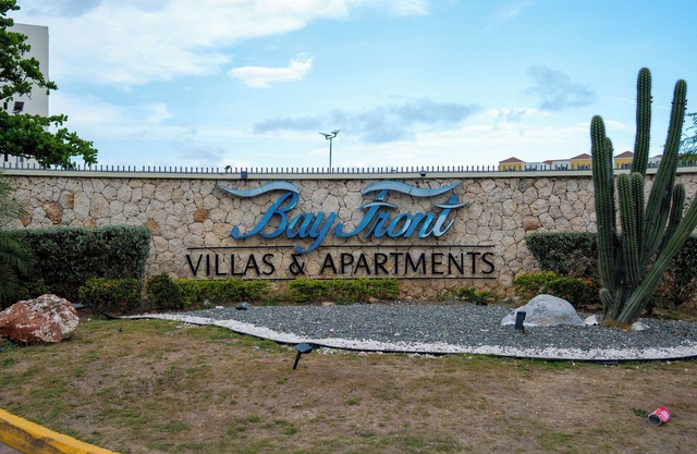 2-bedroom apartment in enchanting Portmore with WiFi, AC right on the beach side