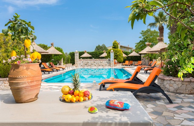 PISCINA, BARBACOA, JACUZZI, JARDÍN para unas vacaciones relajantes