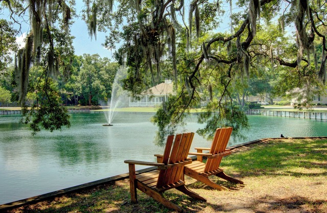 Beautifully decorated condo, St. Simons Island, 5 minutes to Beach, heated pool