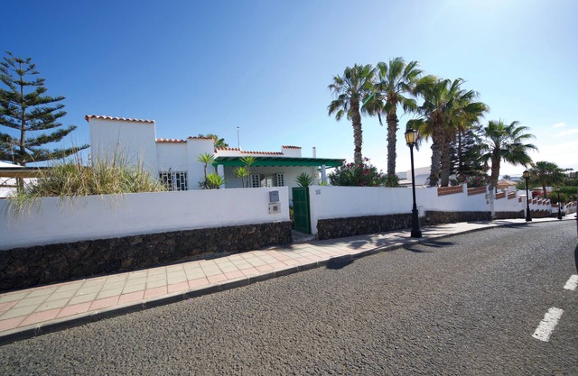 Bungalow de 2 dormitorios situado en el centro con jardín y aparcamiento privado.