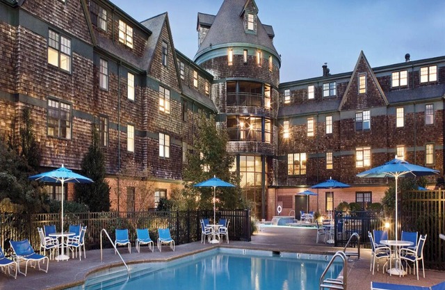 2 Bedroom Condo, Sleeps 6, Kitchen, in Downtown Newport, Long Wharf Resort!