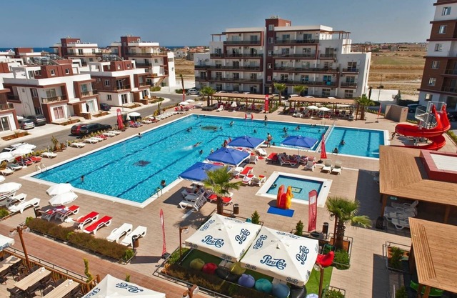NUEVO PISO DE 1 DORMITORIO CON PISCINA Y VISTA AL RESTAURANTE, 15 MINUTOS A LA PLAYA DE LANDY LONG