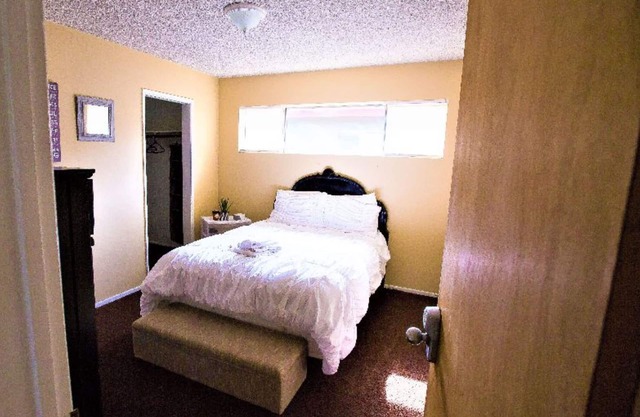 2 Bedroom Gated Townhouse with Private Entrance In Downtown Bakersfield