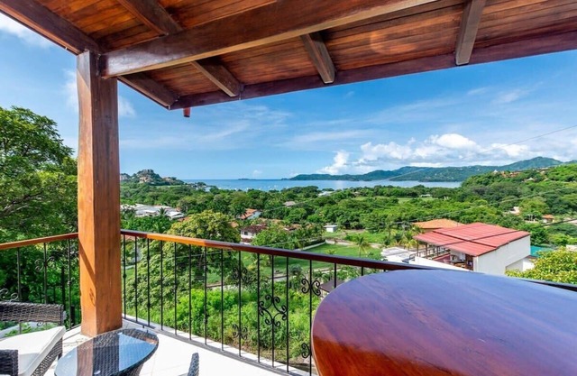 Omega # 2 - Condominio de 2 habitaciones con vista a Flamingo Marina