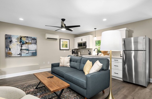 2 Bedroom Pet Friendly Apt w/ full kitchen; Private fenced Backyard; Great Wifi