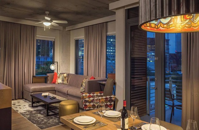 2 Bedroom Presidential Suite w/ Full Kitchen in Austin!!!