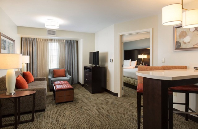 2 Bedroom Suite | Complimentary Breakfast + Shared Pool & Hot Tub! Great for Business Travelers