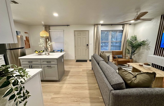 2 Bedroom w/ King Beds walk to beach - top floor 7