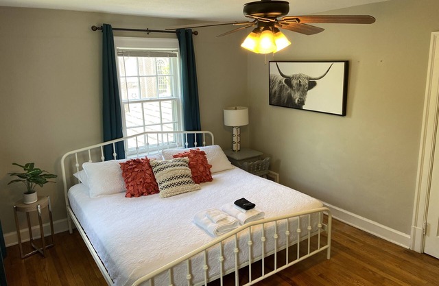 Acogedora histórica Main Street 2BR con porche proyectado