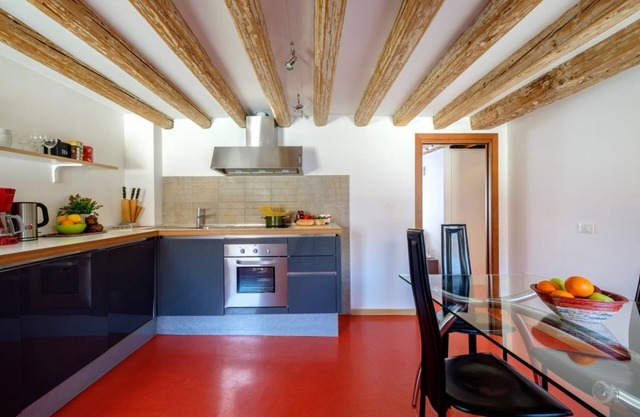 Nuevo piso de diseño moderno en una zona animada de Venecia