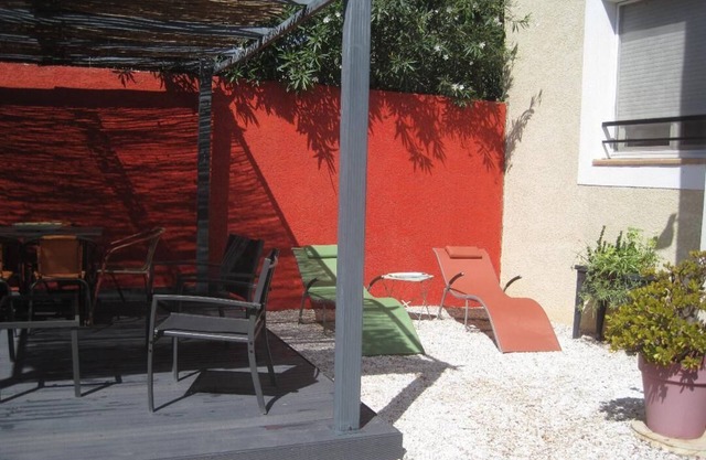 2 bedrooms house with living / kitchen dining and large outside patio