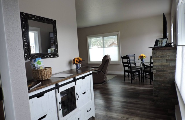 2 bm newly reno condo w/AMAZING Mt. view & 2 blks fr main st /Arkansas River