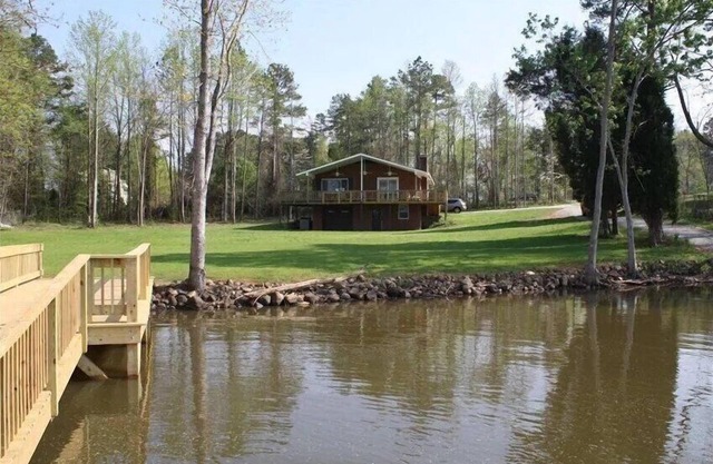 Casa de 2 dormitorios con frente al lago, muelle flotante y lanzamiento de botes