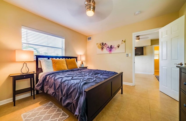 # 2: 1BR / 1BA tranquilo y privado con patio y cocina completa