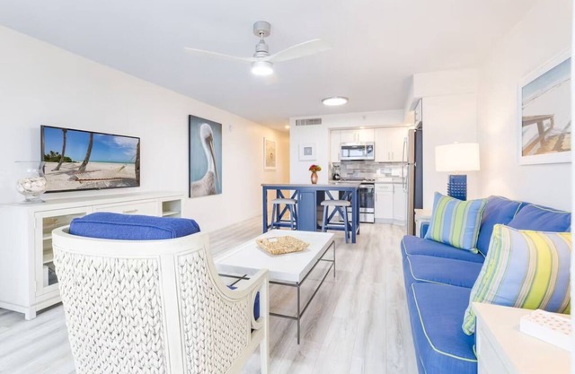 2 Bright One Bedroom Bayside Villas with Direct Beach Access & Fishing Fun