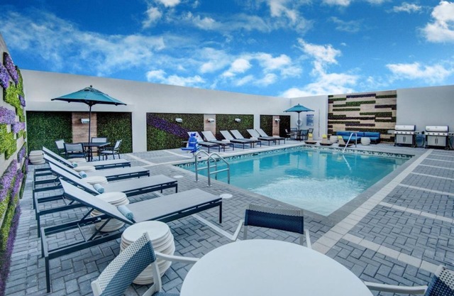 2 Comfortable Units with Kitchenette, Pool, Free Breakfast & Airport Shuttle