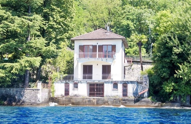 2-family house with dream lake view directly on the beach