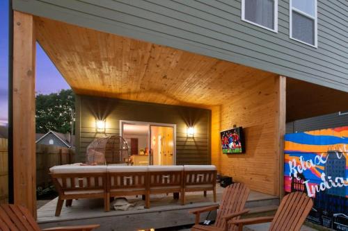 2 Homes in 1 2 SPAs Sleeps 16 Near Downtown