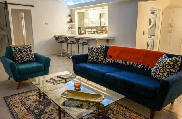 ¡Nuevo! CV Crash Pad A: 2 camas King acogedoras, Wifi, cocina completa y lavadora / secadora.