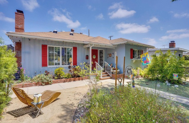 2 Mi to Cal State Long Beach: Bungalow w/ Hot Tub!