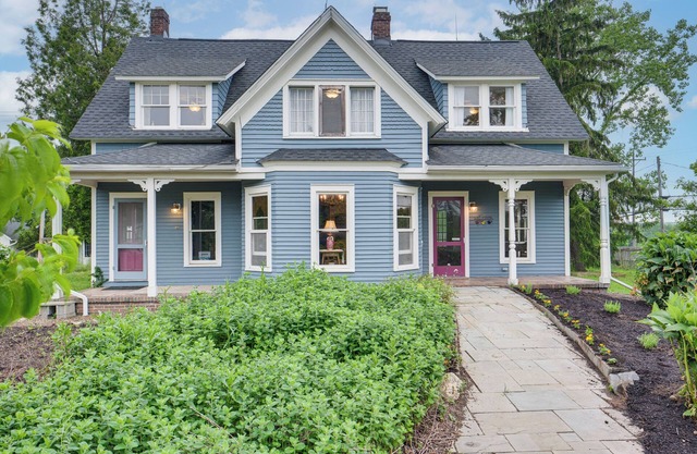 2 Mi to Chardon Square: Spacious Farmhouse
