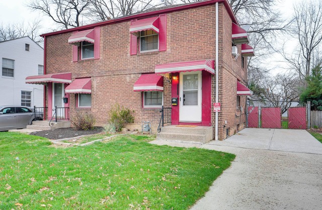 2 Mi to Lake Erie: Home w/ Yard in Euclid!