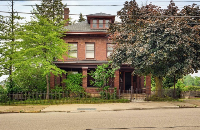 2 Mi to Lake Erie: Spacious Retreat Near Cafes!