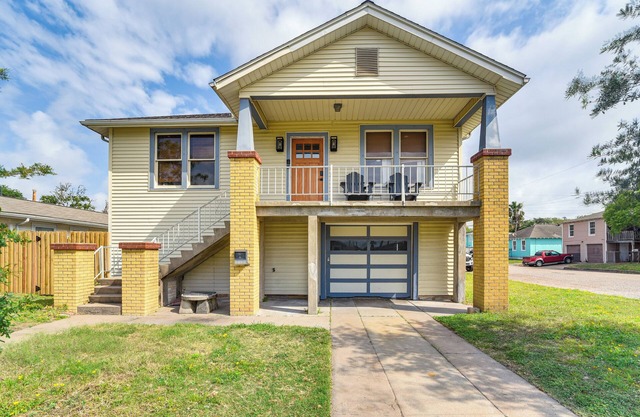 2 Mi to Pleasure Pier: Pet-Friendly Gem w/ Yard