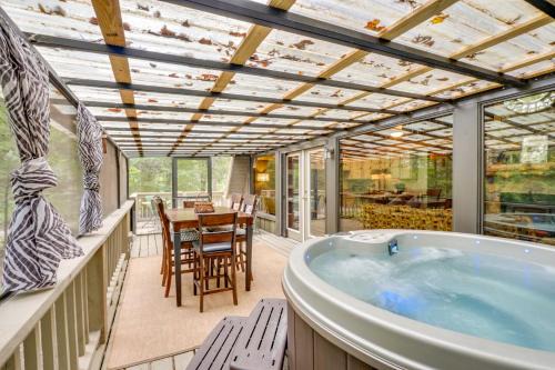 2 Mi to Smoky Mtns Natl Park! Hot Tub Hideaway