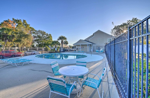 2 Mi to Surfside Beach: Condo w/ Community Pool!