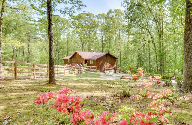 2 Mi to Toccoa Falls: Cozy Getaway w/ Fire Pit!