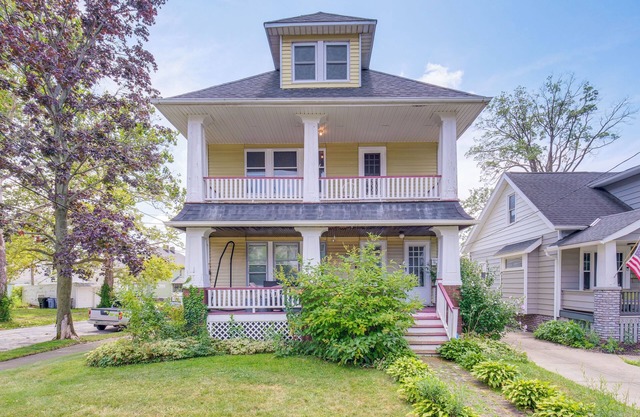 2 Mi to Zoo: Charming Apt w/ Balcony in Cleveland