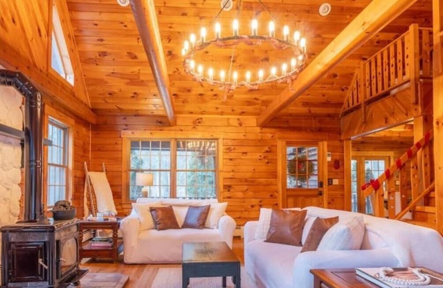 2 Miles from Bethel Woods! SUPER Secluded Luxury Cabin - HOT TUB !!!