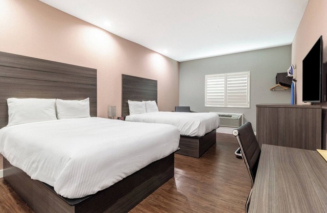 2 Queen Bed Room, Scottish Inns, Free Parking, Close to Houston Memorial Park