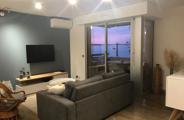 Apartamento de 2 habitaciones, frente al mar