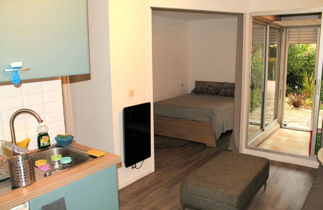 Apartamento de 2 habitaciones con patio y jardín, a 50 metros del puerto. St Cyprien sur