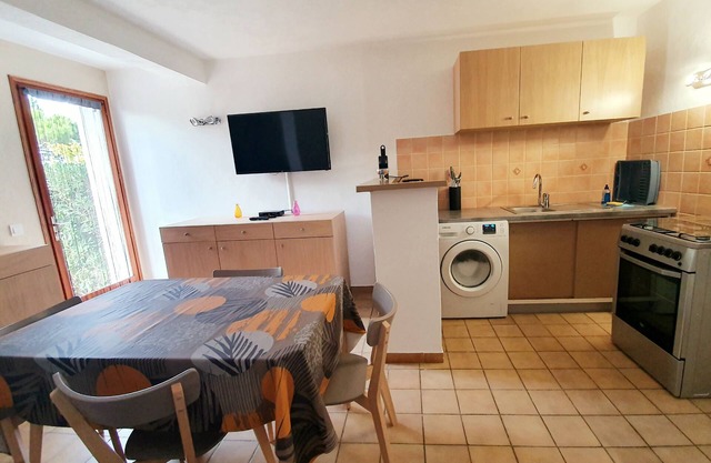 2-room apartment with sea and mountain views. Walk to the beach!