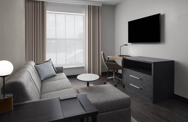 2 Spacious Suites w/ Kitchen, Free Breakfast, and Heated Pool Near Mayo Clinic
