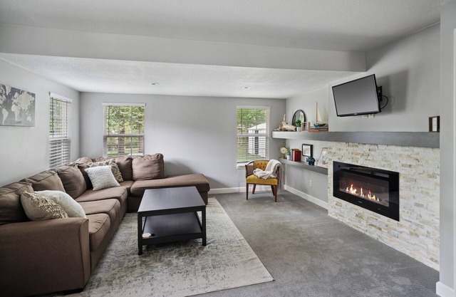 ★★2 Story Near Plaza/Westport/KU Med, King Bed, Garage Parking★★