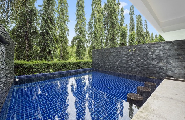 2 villas, 9 habitaciones para 24 personas. 2 piscinas