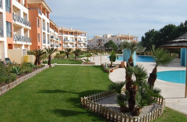 HERMOSO PISO DE 2 DORMITORIOS CON VISTAS A LA PISCINA Y JARDINES