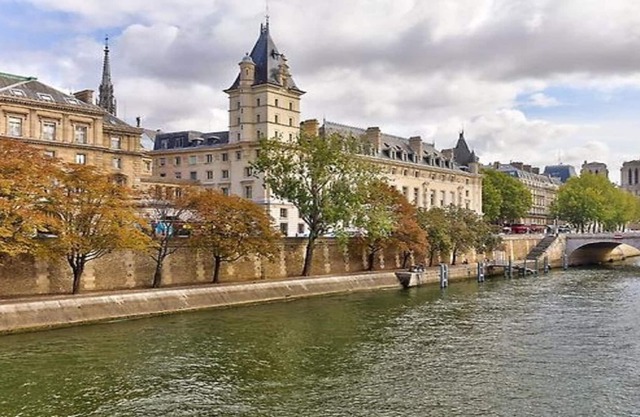 200m2 Impeccable Parisian Charm,perfectly Nestled Next to Notre Dame 2-min Walk