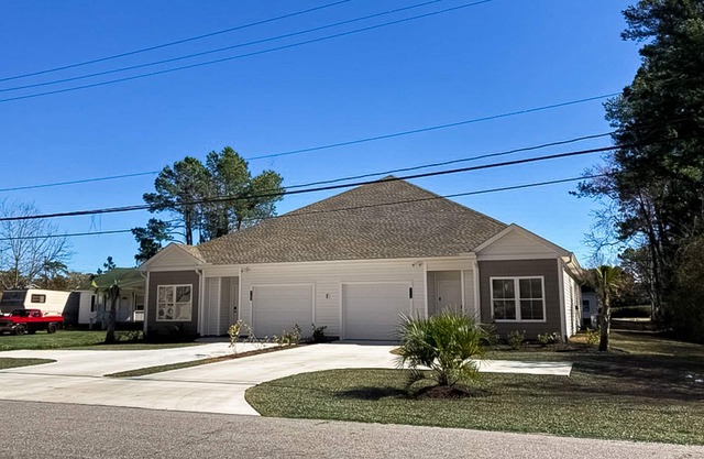 2023 duplex with screened patio - dog-friendly - near golf/beach