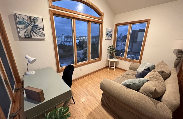 Oceanside. 2 min walk to beach. Private Heated Pool. Hot Tub. Pet Friendly.
