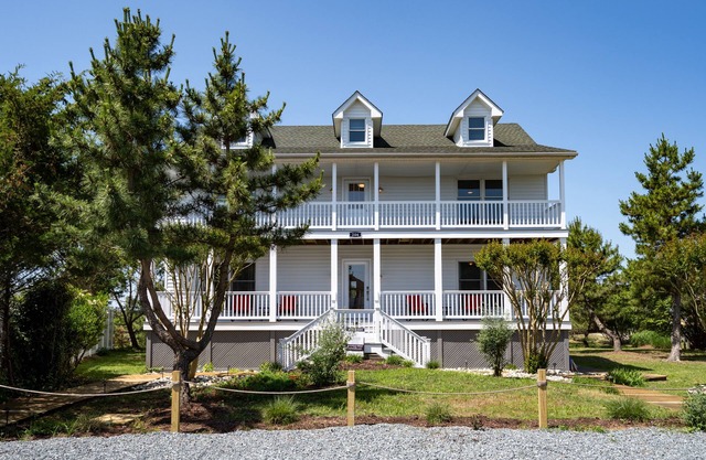 206 Massachusetts - NEWLY LISTED! Renovated in 2022. Amazing location!!