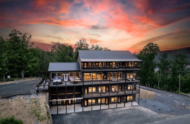 20BR-Mtns-Pool-Hot Tub-Sleeps 54
